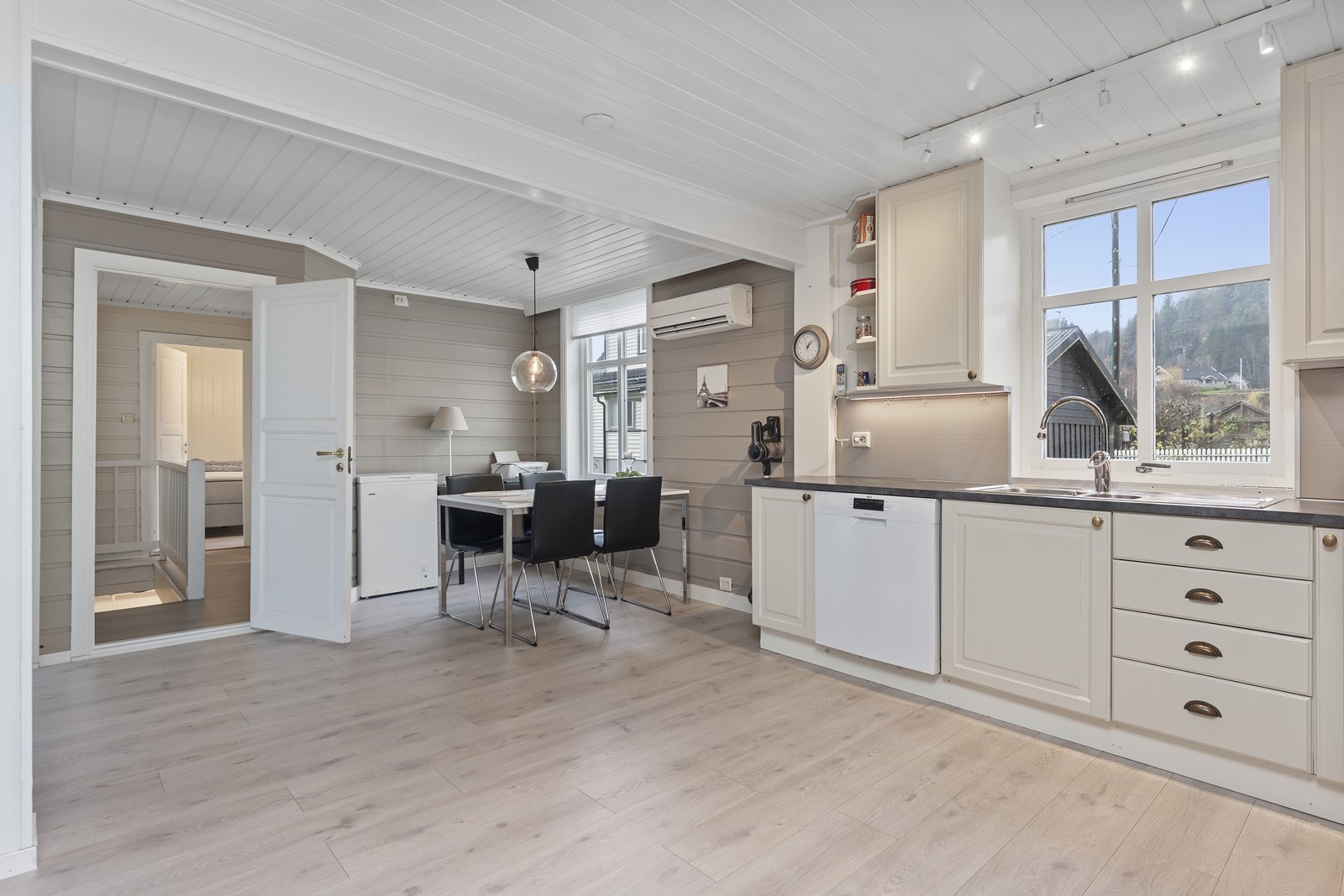 Videre kommer man inn til gang med trapp ned til kjeller og bad på høyre side og soverom rett frem. Galleribilde