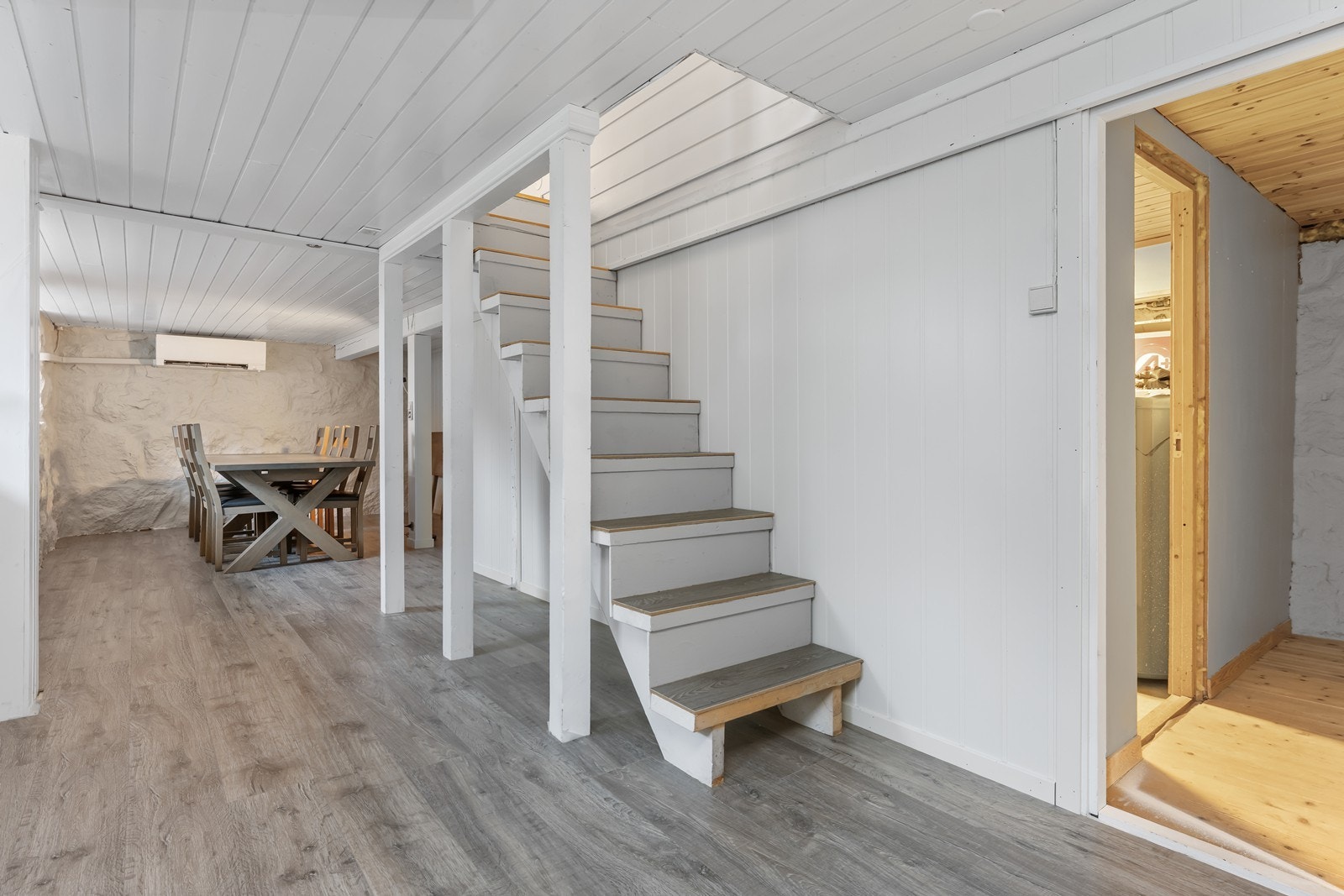 Det er totalt 3 varmepumper i boligen, hvor det er en i hver etasje. Galleribilde