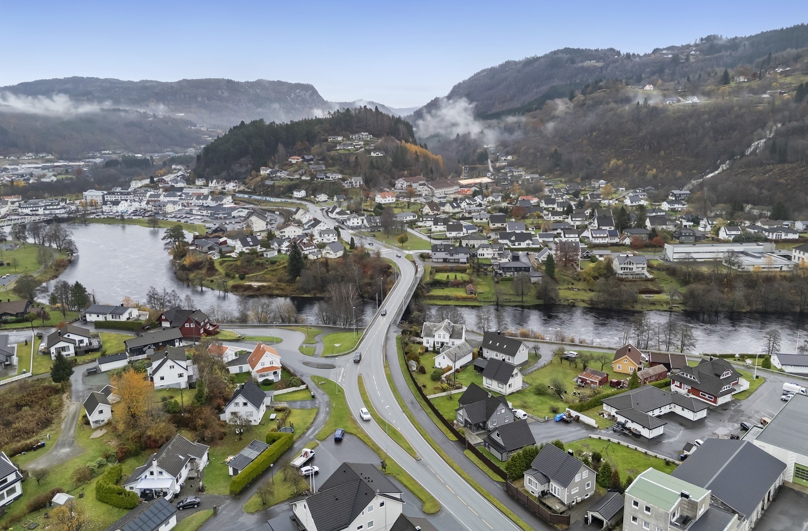 Eiendommen har sentrumsnær beliggenhet med gangavstand til skoler, barnehager, idrettsanlegg og Liknes sentrum. Galleribilde