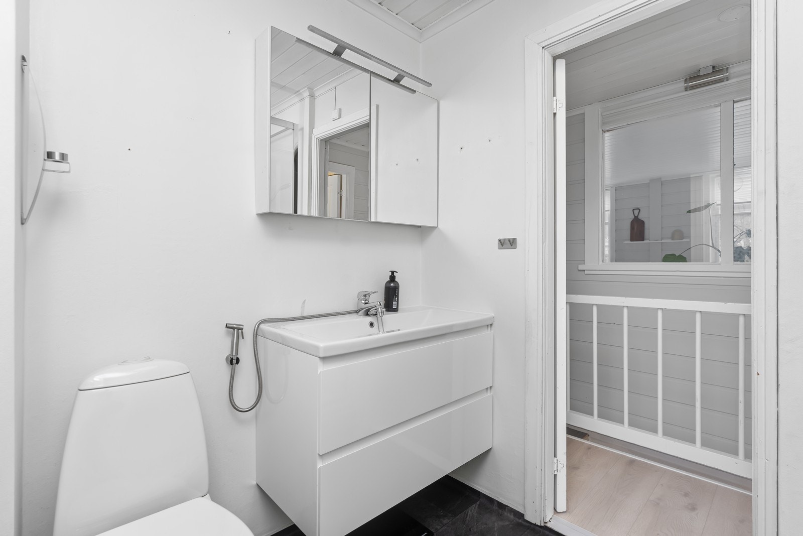 Bad i hovedetasjen har innredning med nedfelt servant, toalett og dusj. Galleribilde