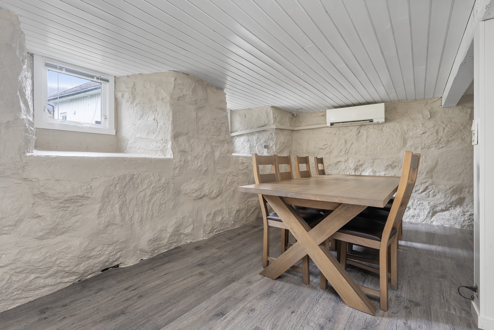 Kjelleren har krafite og solide murer som gir rommet en behagelig og koselig romfølelse - perfekt for ekstra oppholdsrom eller lagrinsplass. Galleribilde