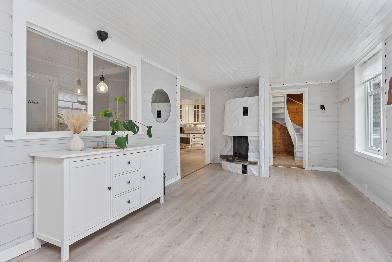 Lun og koselig atmosfære hvor det er åpent mellom stue og kjøkken i tillegg til en flott peis i sentrum. Galleribilde