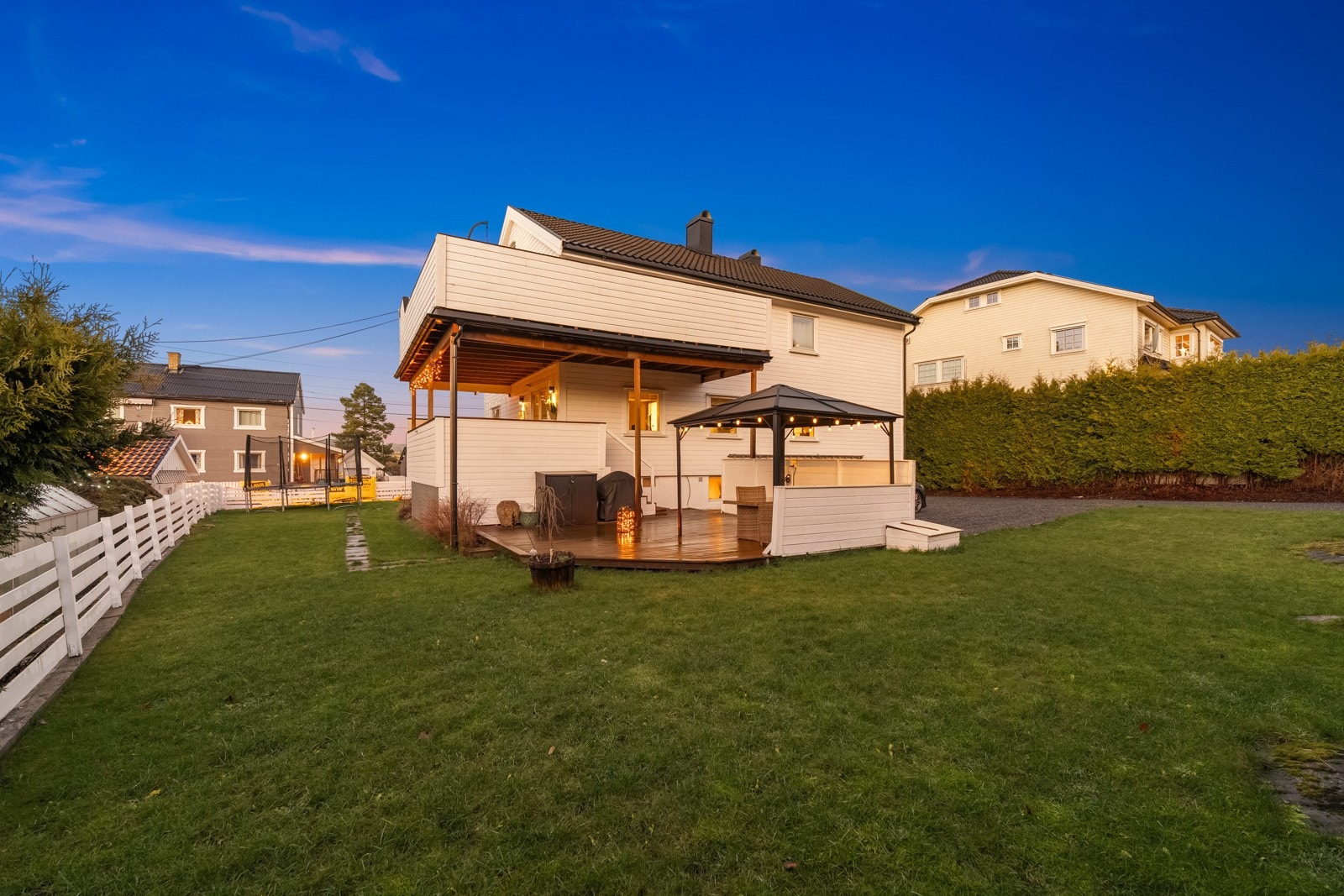 Pent opparbeidet uteområde med gressplen og god boltreplass. Solrikt og familievennlig uteareal. Galleribilde