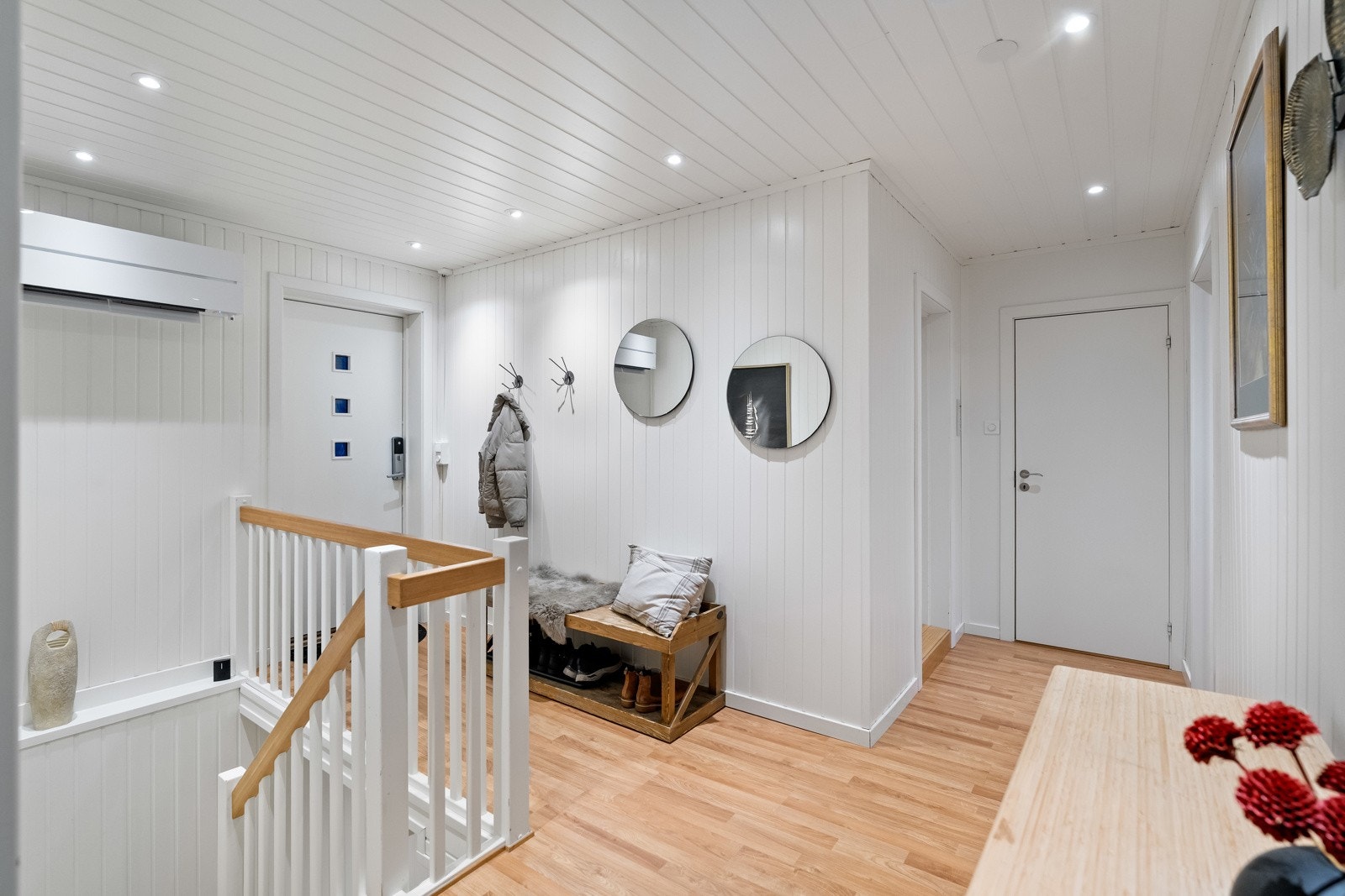 Romslig entré med god plass til yttertøy. Galleribilde