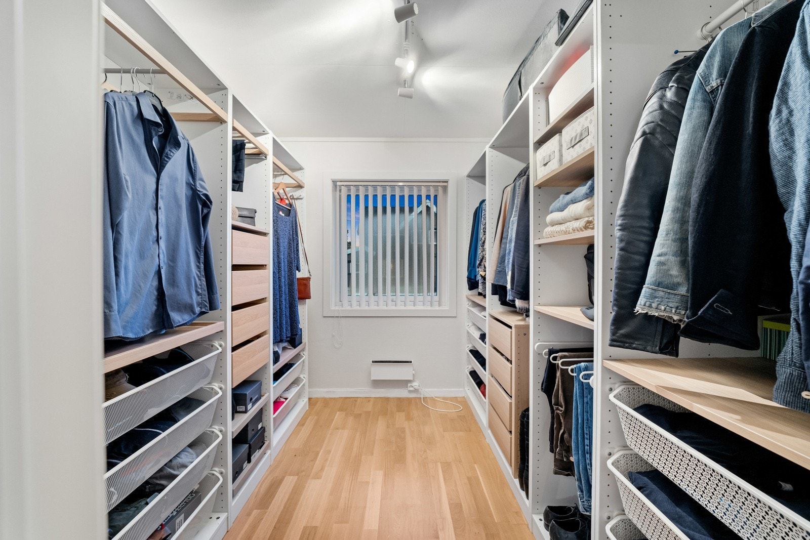 Tidligere soverom som i dag benyttes til walk-in garderobe med rikelig oppbevaringsplass og god orden. Galleribilde