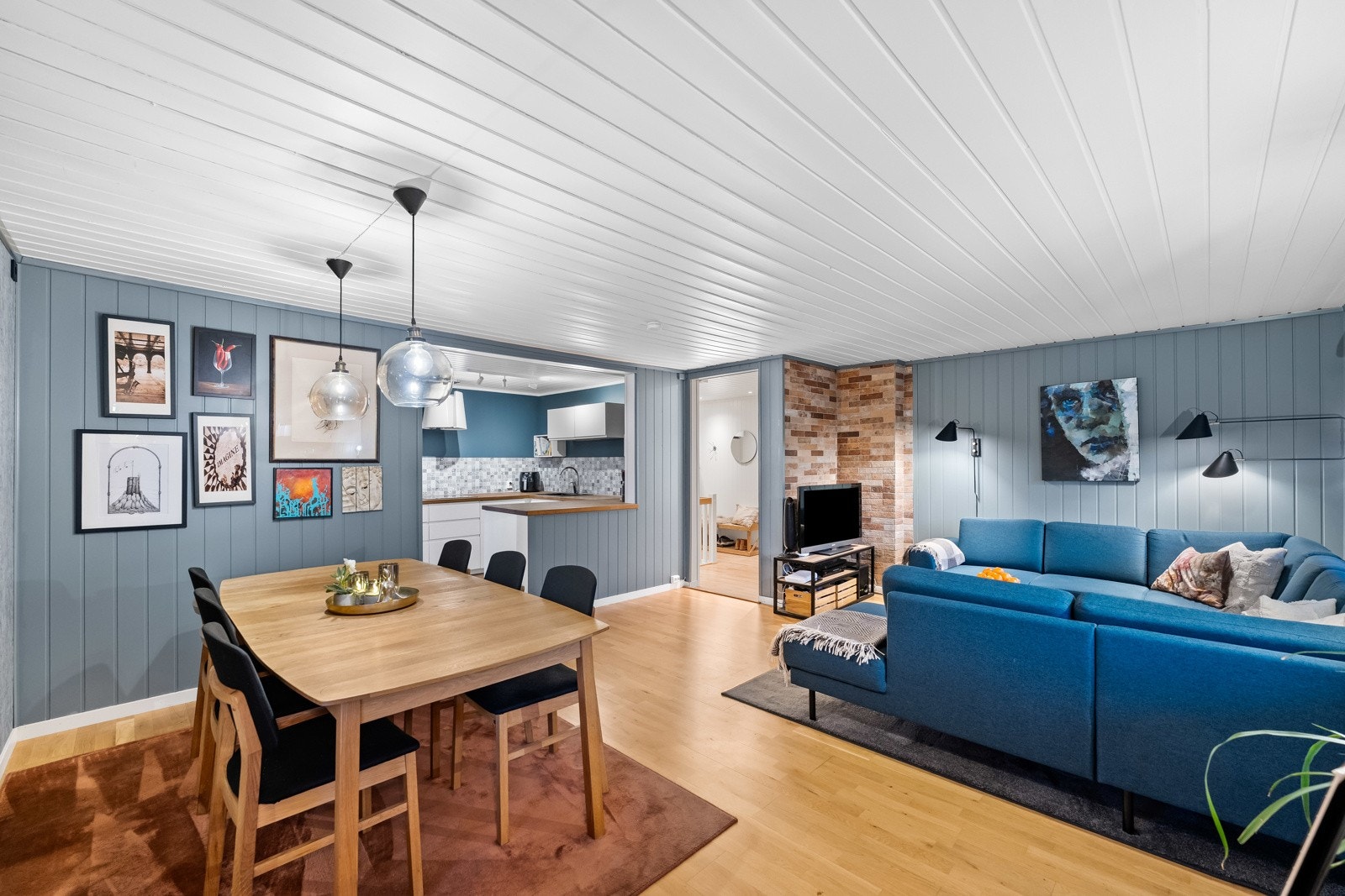 Romslig og innbydende stue med åpen løsning mot kjøkken, tregulv og gode møbleringsmuligheter. Galleribilde