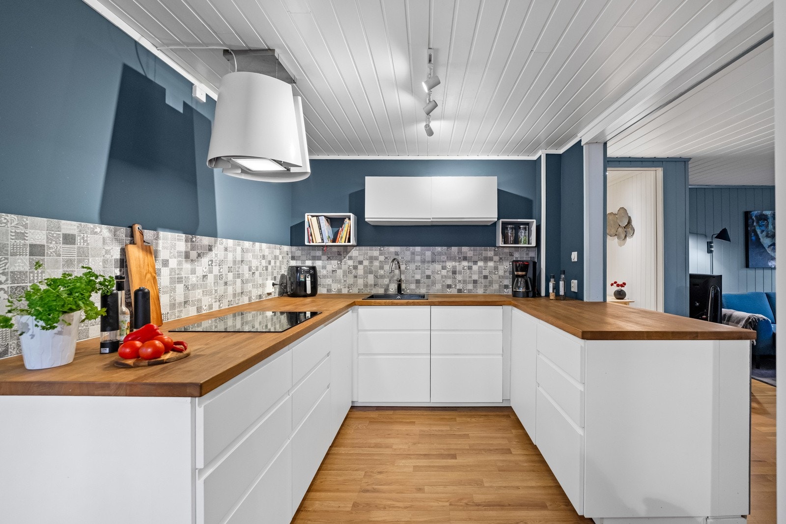 Stilrent og funksjonelt kjøkken oppgradert i 2015, med rikelig skapplass, gode arbeidsflater og integrerte hvitevarer. Galleribilde