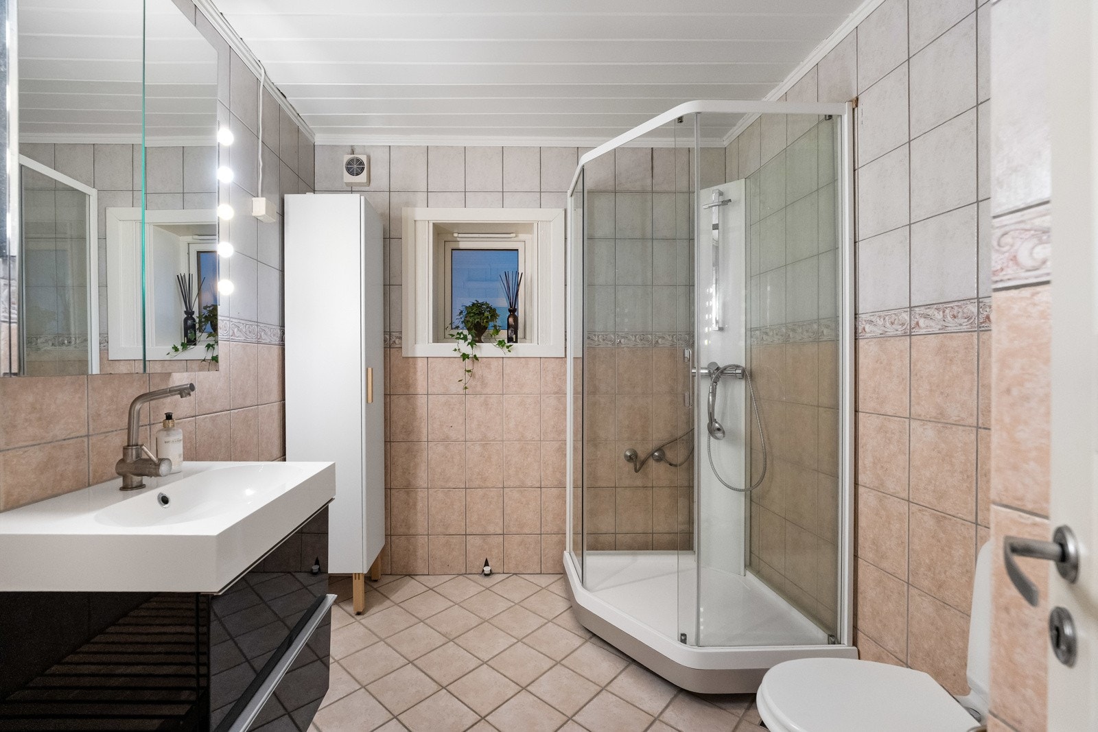 I 1 etasje finnes et eldre bad Galleribilde