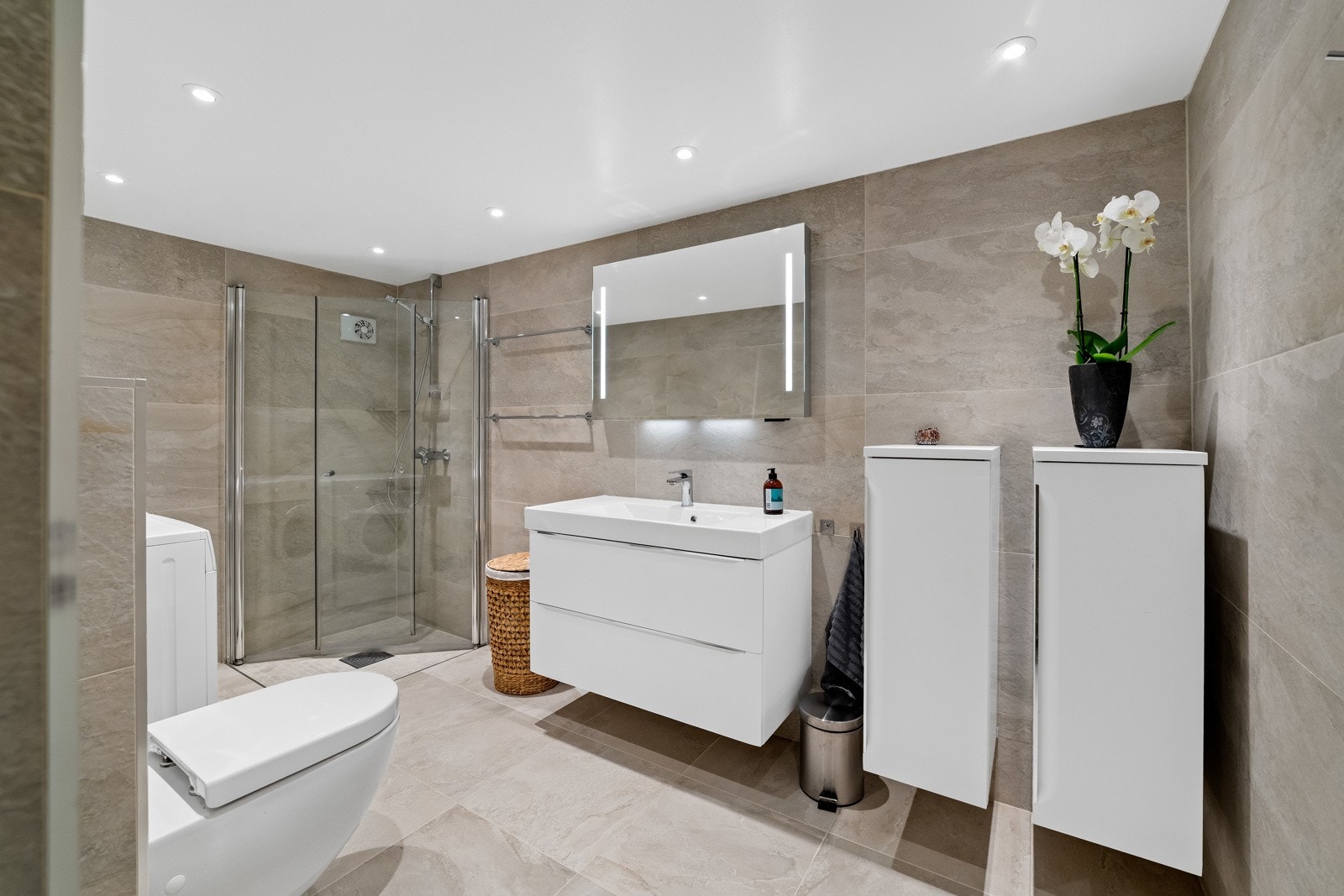 Delikat og romslig bad oppgradert i 2019, med moderne innredning, gulvvarme og stilren flislegging. Galleribilde