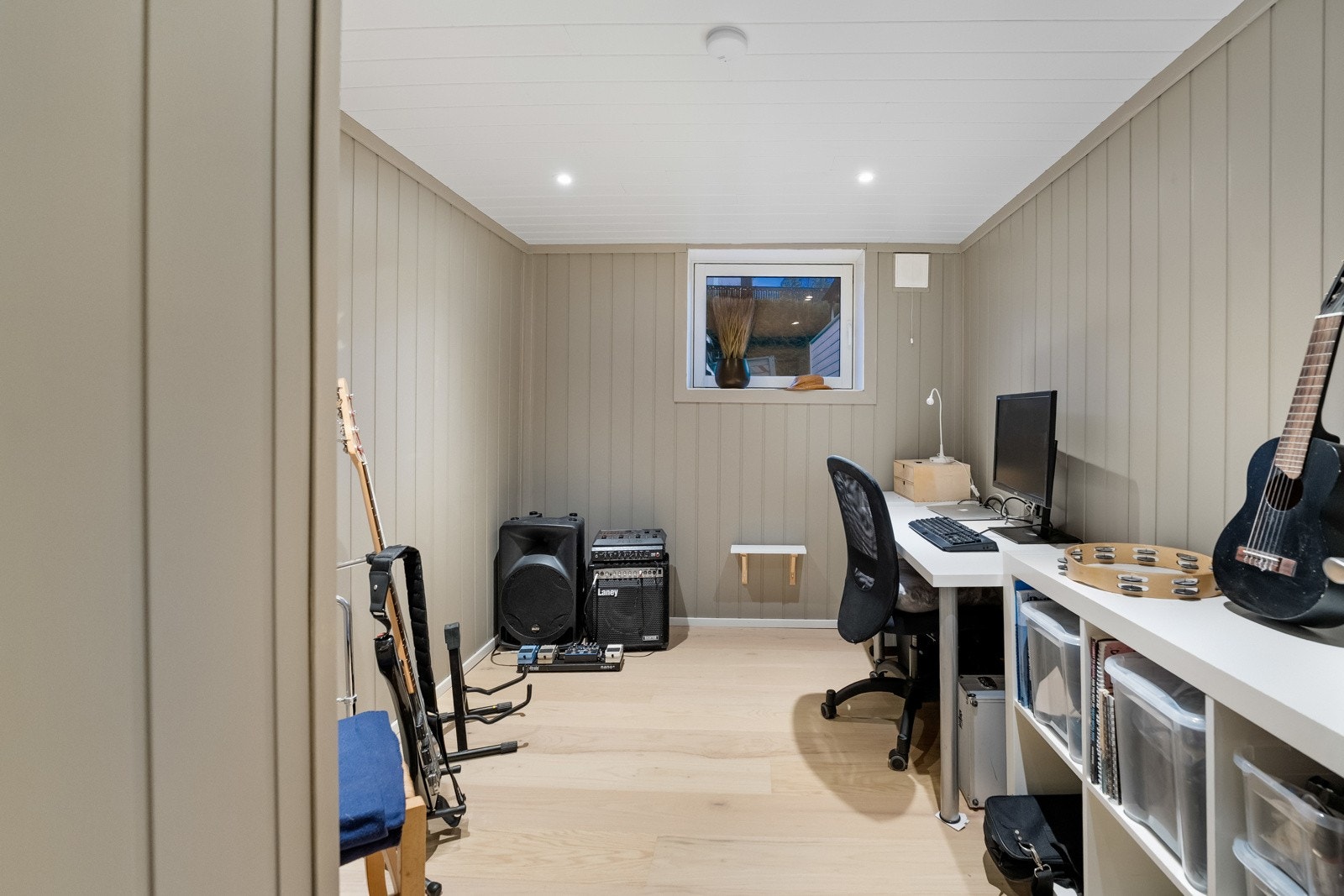 Romslig og fleksibelt rom som i dag benyttes som kontor, med god plass til skrivebord og oppbevaring. Galleribilde