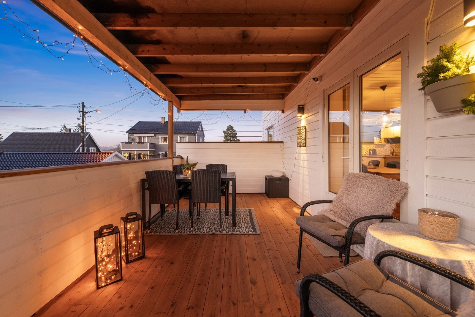 Overbygget balkong med god plass til sittegruppe og spisebord. Lun og skjermet uteplass som forlenger utesesongen. Galleribilde