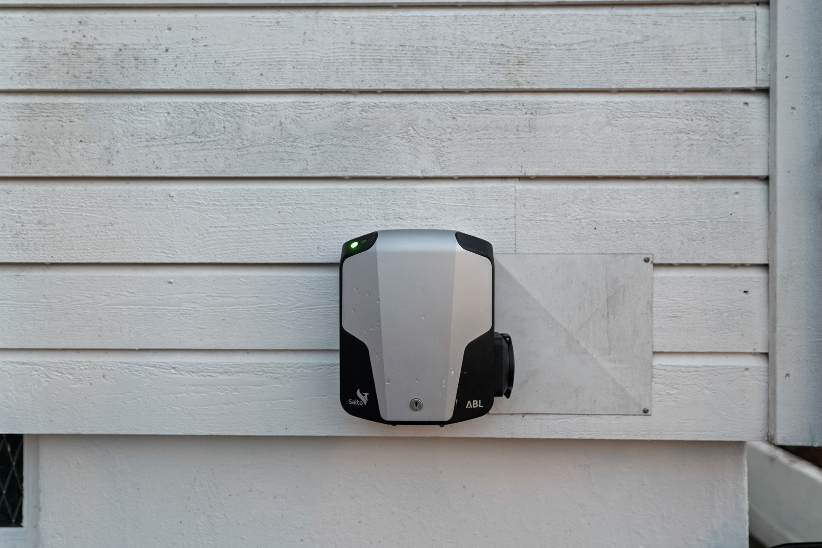 Elbillader montert på yttervegg. Galleribilde