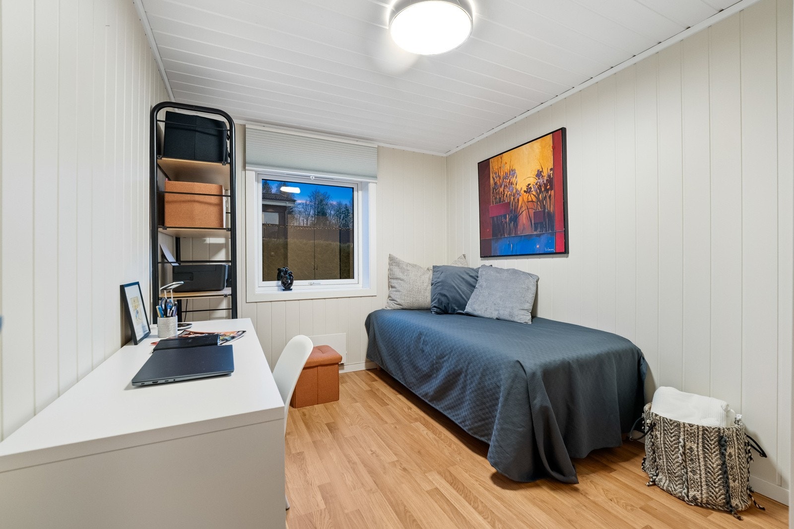 Soverom med god romfølelse og plass til både seng og oppbevaring. Galleribilde