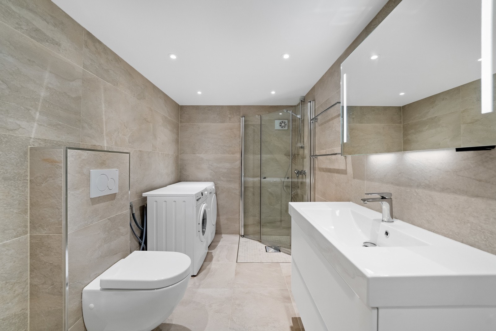 Dusjsone, vegghengt toalett og gode oppbevaringsløsninger. Galleribilde