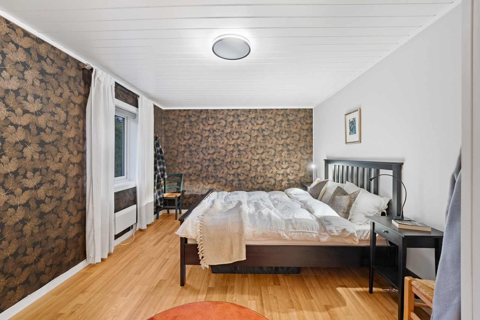 Hovedsoverom med lun atmosfære, pent laminatgulv og god plass til dobbeltseng. Galleribilde