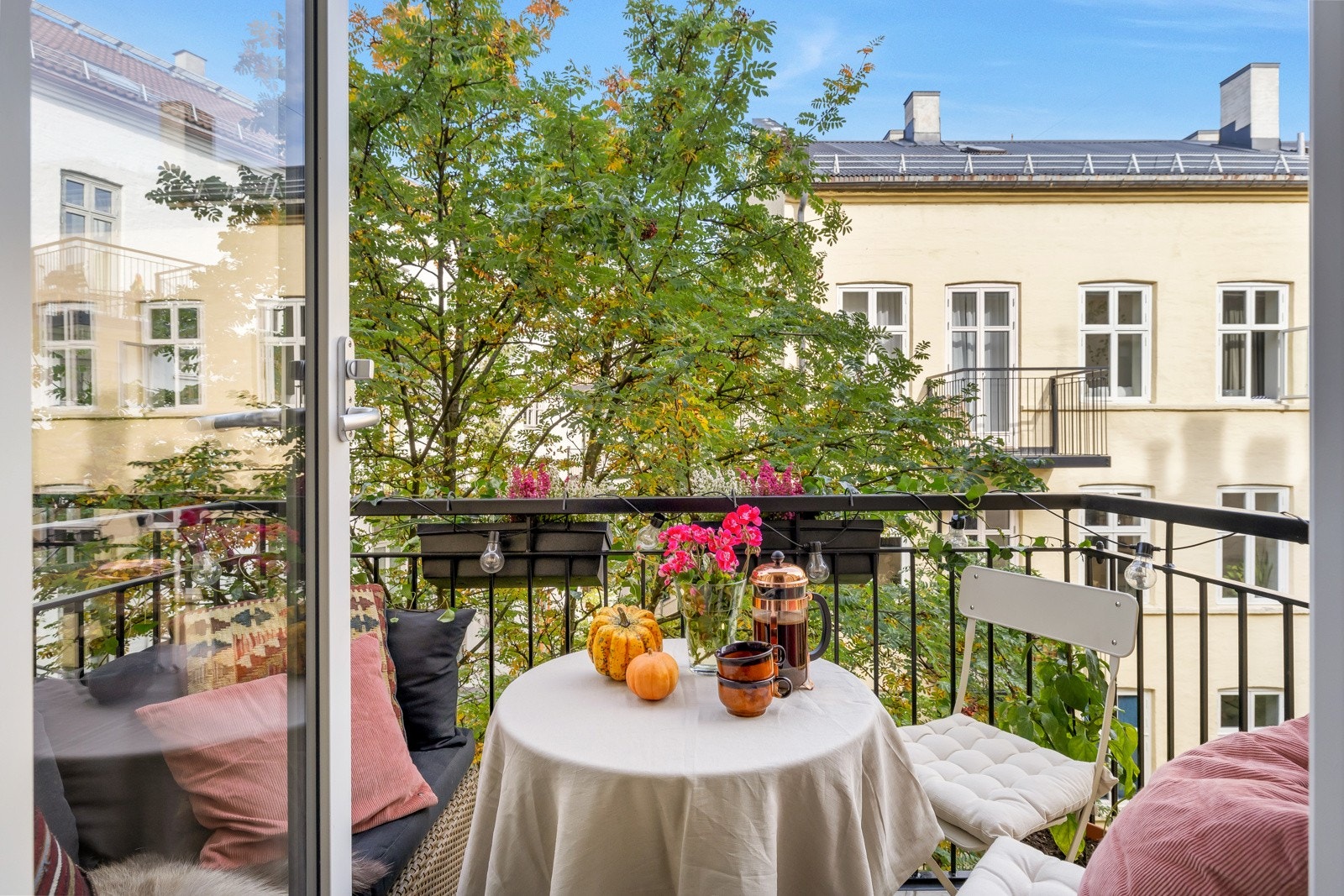 God plass til et bord og to stoler Galleribilde