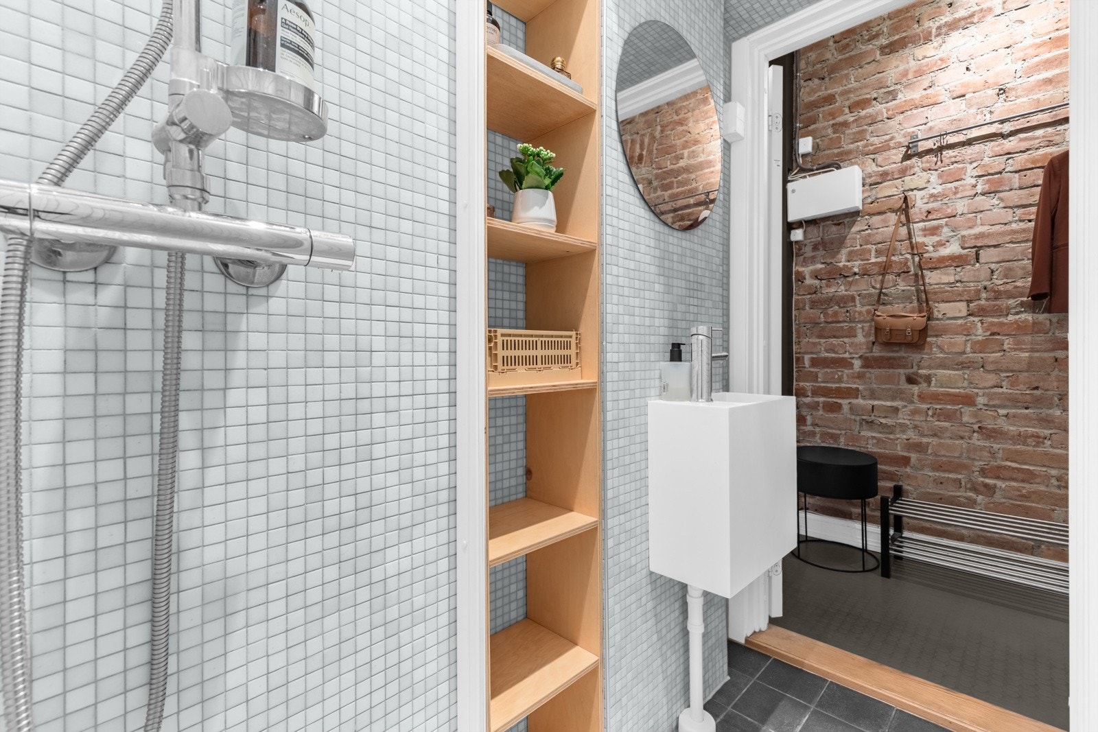 Stilrent bad som er praktisk utført Galleribilde