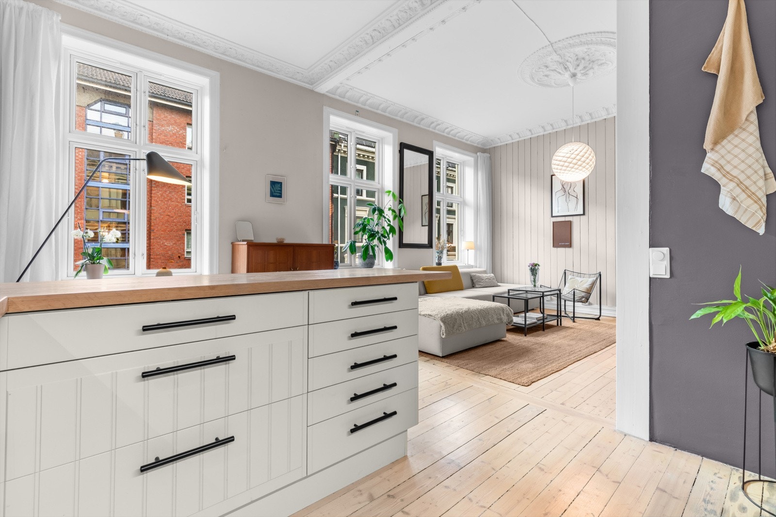 Kjøkkenet består av keramisk vask, benkeplate i heltre og mosaikkfliser på vegg Galleribilde