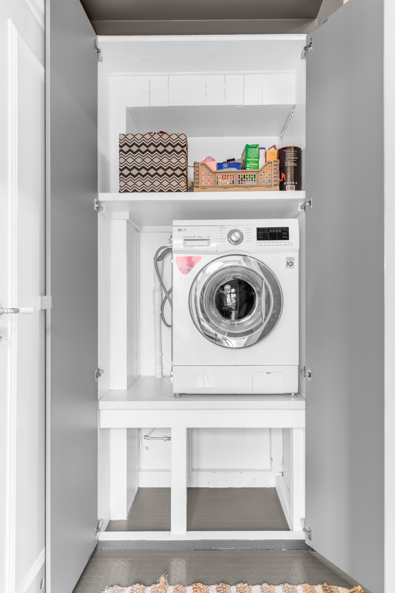 Det er praktisk opplegg for vaskemaskin i garderobeløsningen i entreen. Det er montert waterguard under maskinen i tilfelle ved lekasje Galleribilde