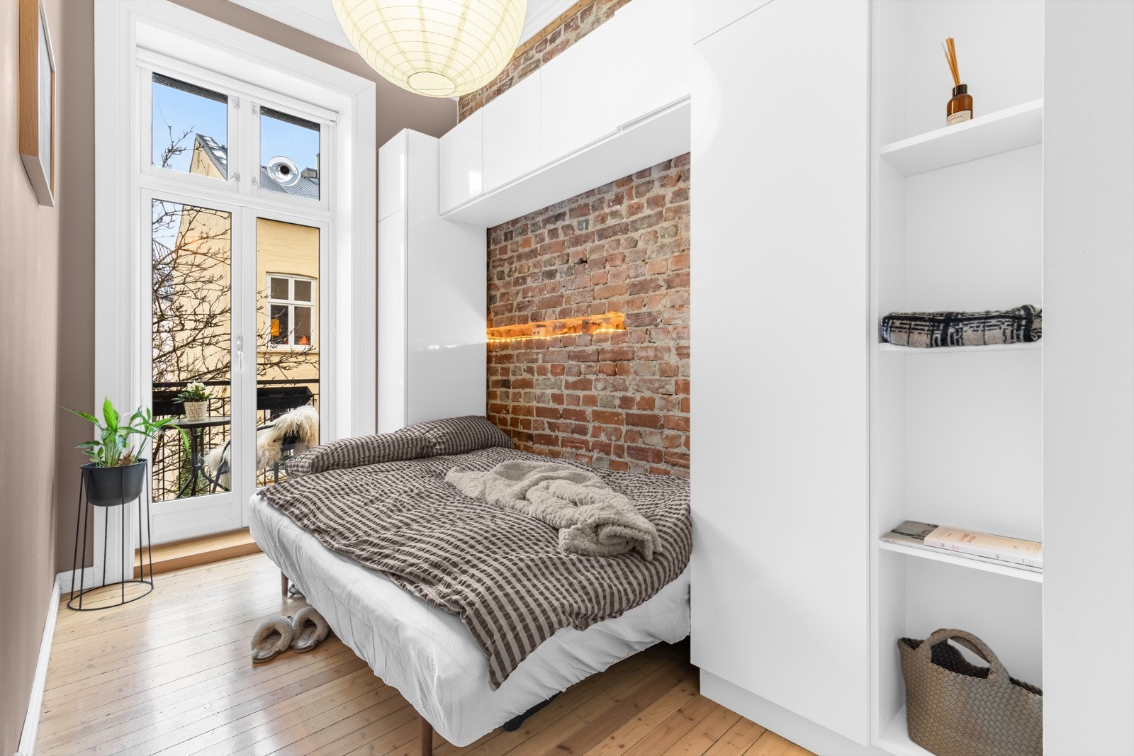 Klær lagres enkelt i garderobeinnredningen fra KVIK Galleribilde