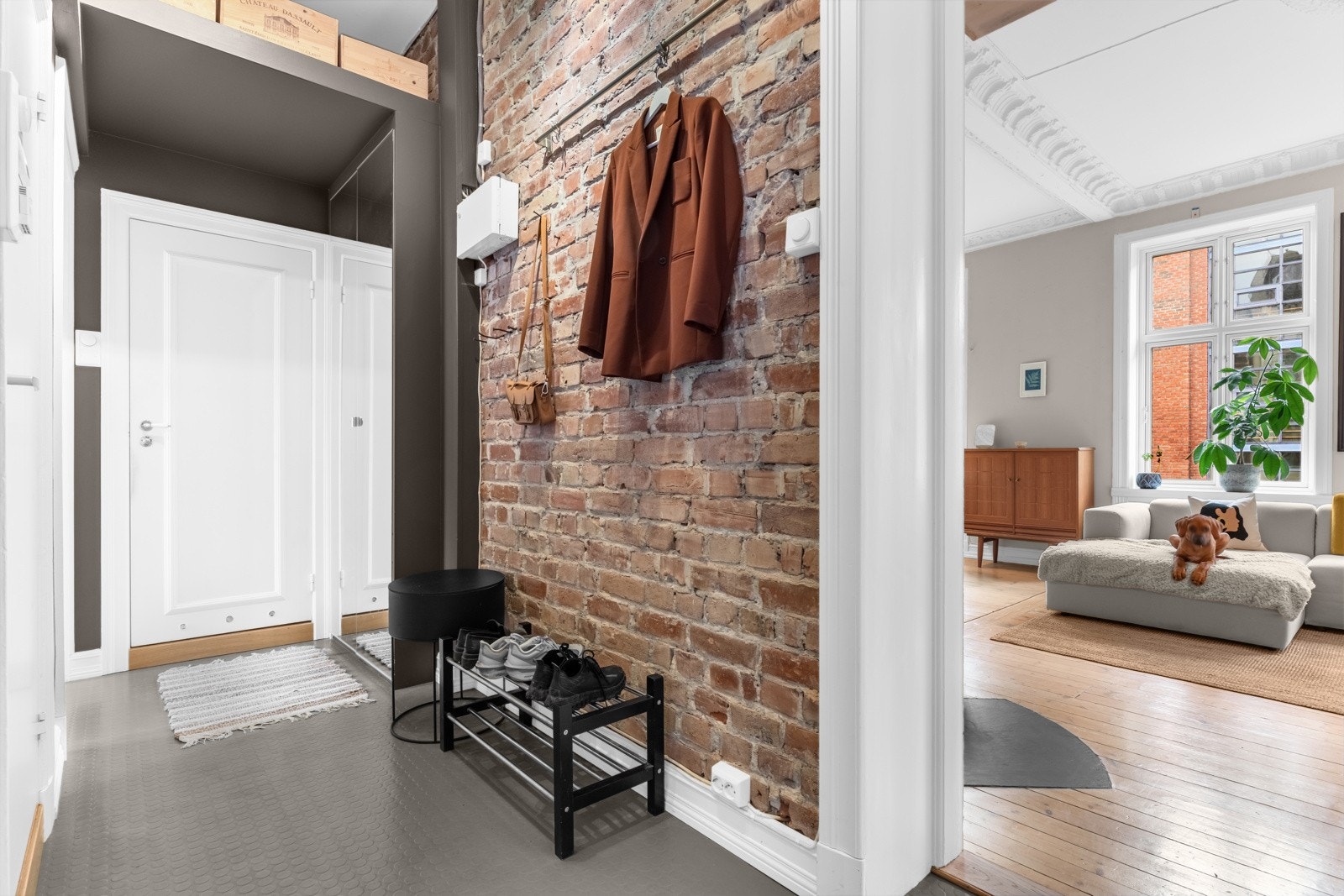 Entreen er romslig, med plass til oppheng av yttertøy Galleribilde