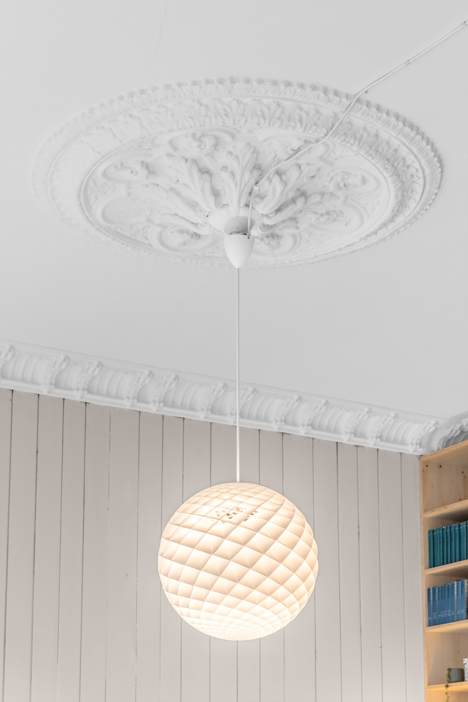 Klassiske kvaliteter som generøs takhøyde, originalt gulv, store vinduer, stukkatur og rosett setter sitt preg på leiligheten Galleribilde