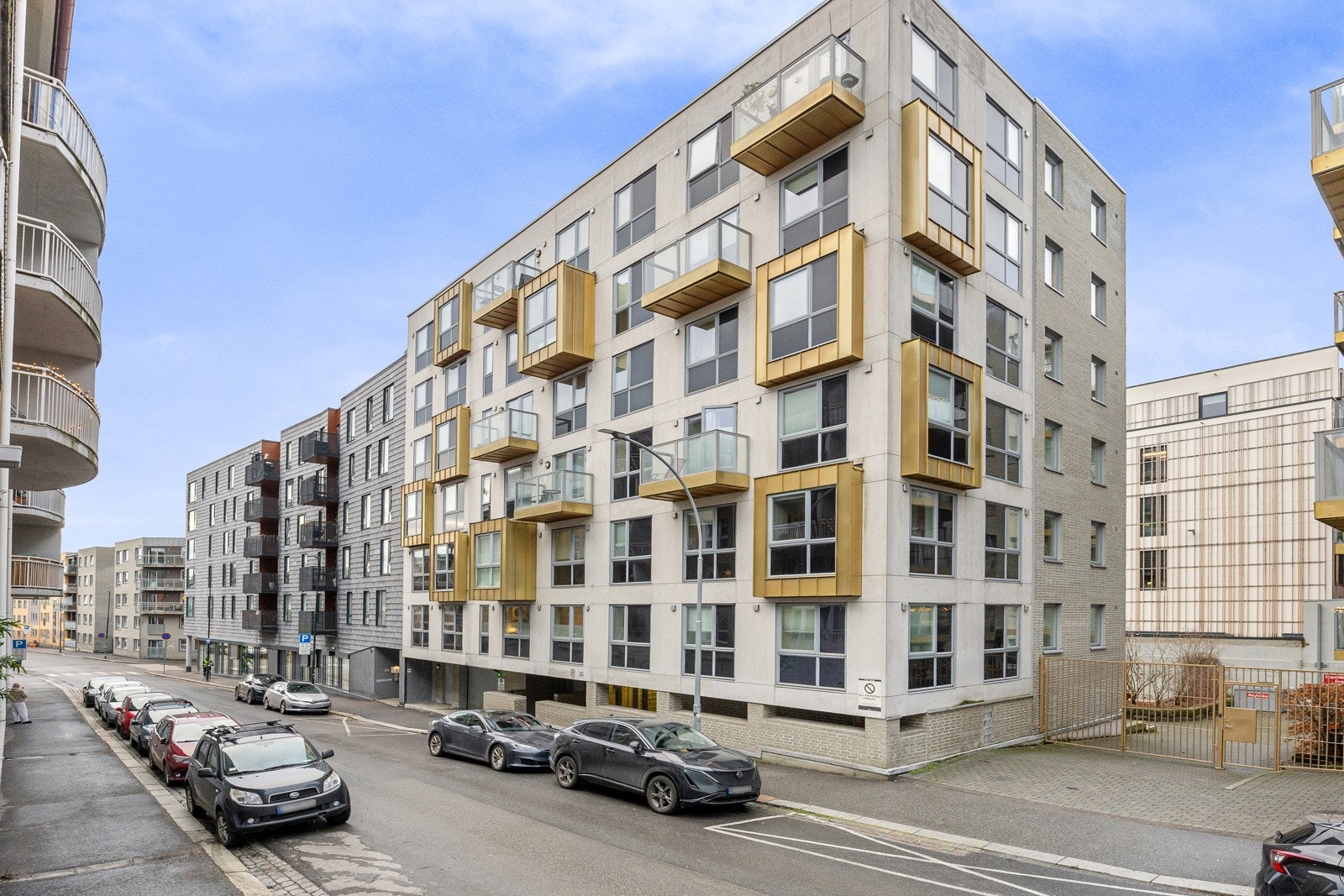 Perfekt beliggenhet for deg som ønsker å ha alt av dagligvarer, kollektivtransport, urbant byliv og flotte grøntarealer rett utenfor døren. Galleribilde