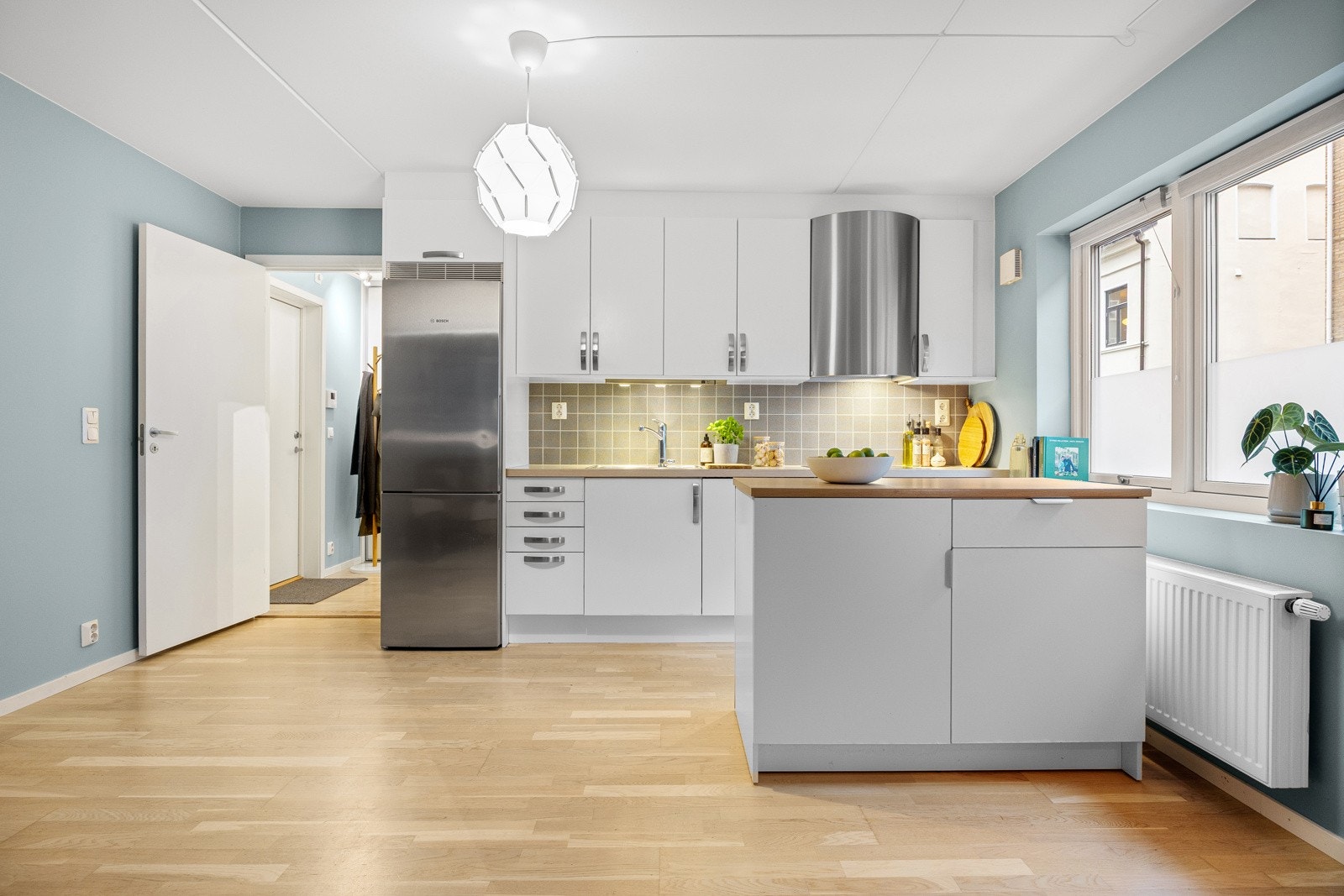 Pen og praktisk åpen kjøkkenløsning mot stue fra byggeår. Galleribilde