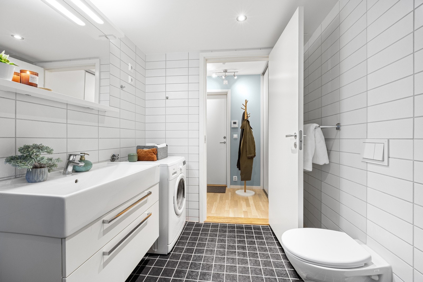 Det er gulvvarme og opplegg for vaskemaskin. Galleribilde