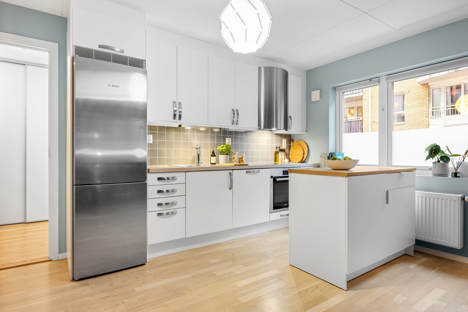 Kjøkkenet består av innredning med slette fronter, benkeplate av laminat, nedfelt oppvaskkum med ett-greps kran, fliser mellom kjøkkenbenk og overskap, samt benkeskapsbelysning og stikkontakter under overskap. Galleribilde