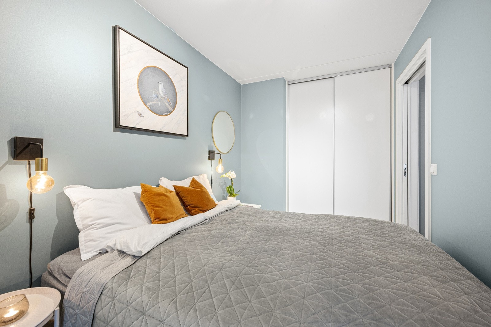 Godt med oppbevaringsplass i skyvedørsgarderobe. Galleribilde