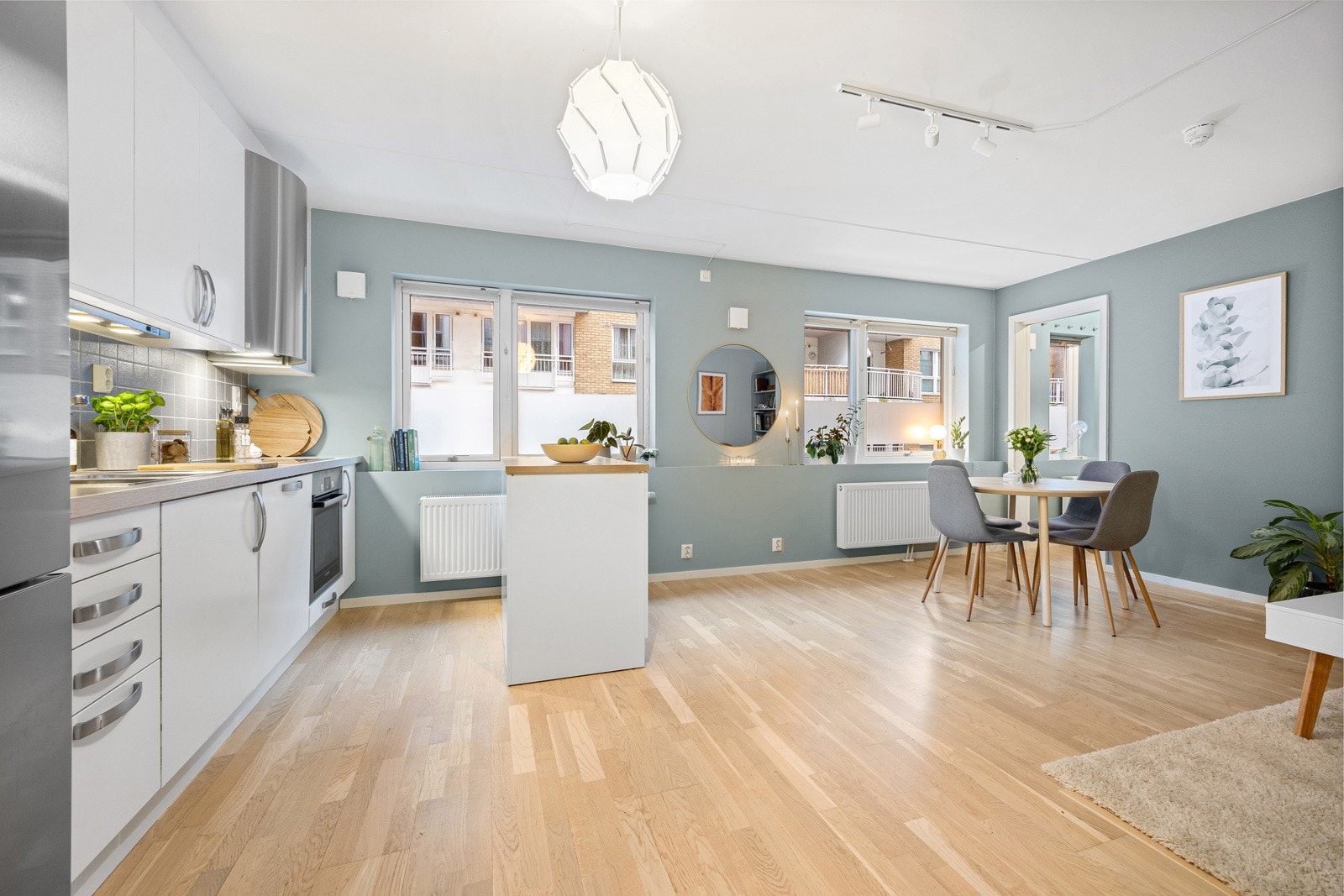 Her kommer du til en lys og stilren 2-roms med skjermet beliggenhet på Rodeløkka. Galleribilde