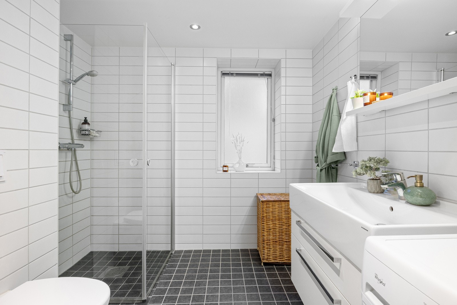 Romslig baderom med dusjhjørne og pen baderomsinnredning. Galleribilde