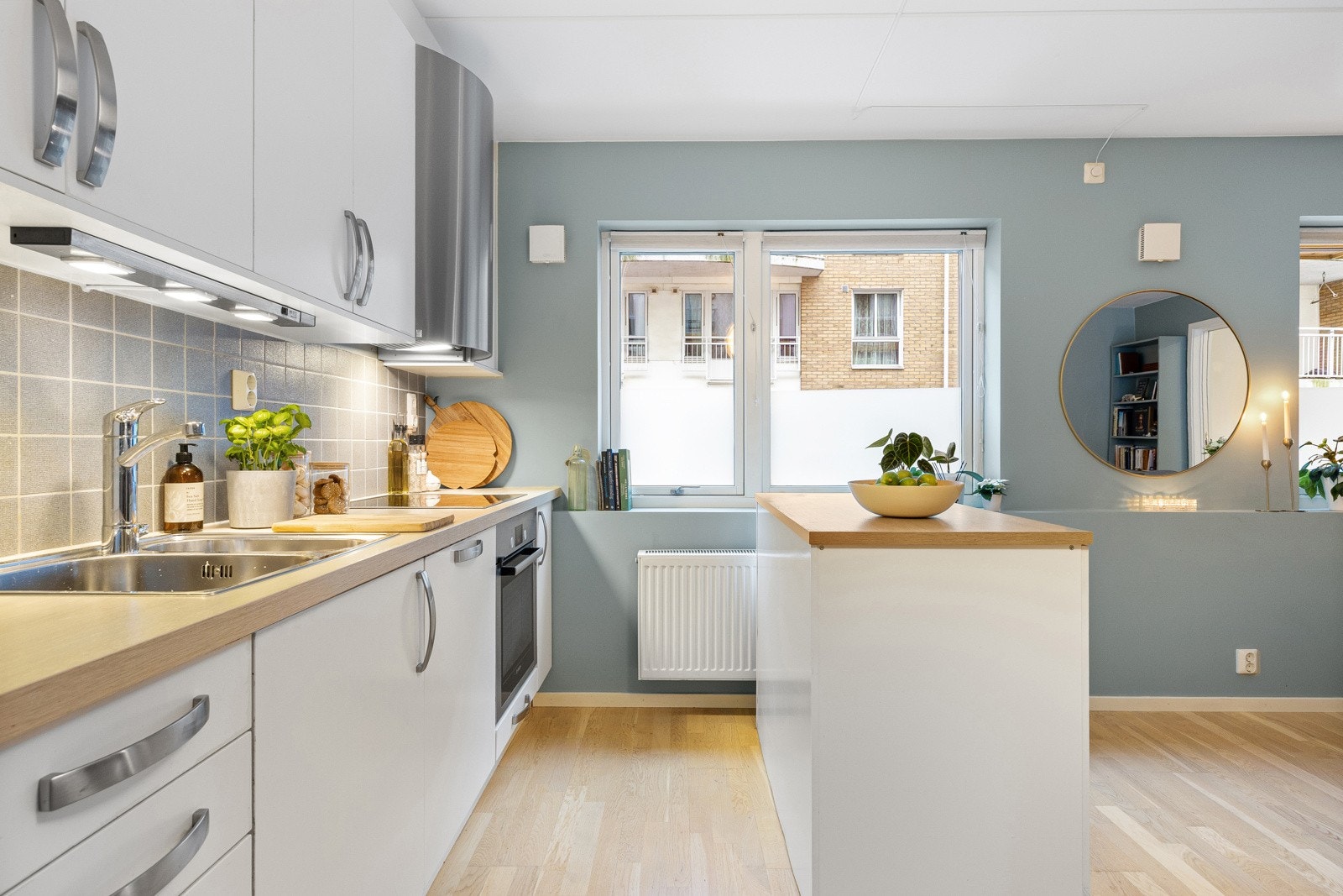 Kjøkkenet er utstyrt med integrerte hvitevarer som stekeovn, platetopp, oppvaskmaskin og kjøleskap med fryser (alt medfølger). Galleribilde