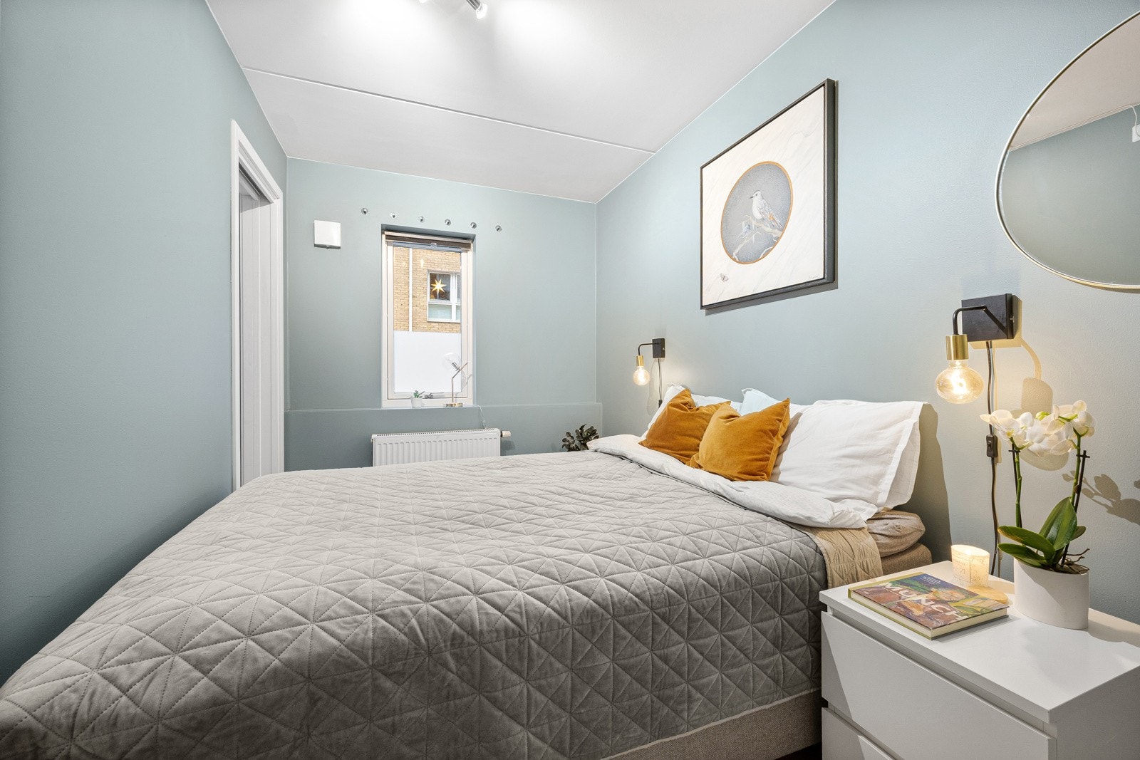 Leiligheten har et luftig og fint soverom. Galleribilde