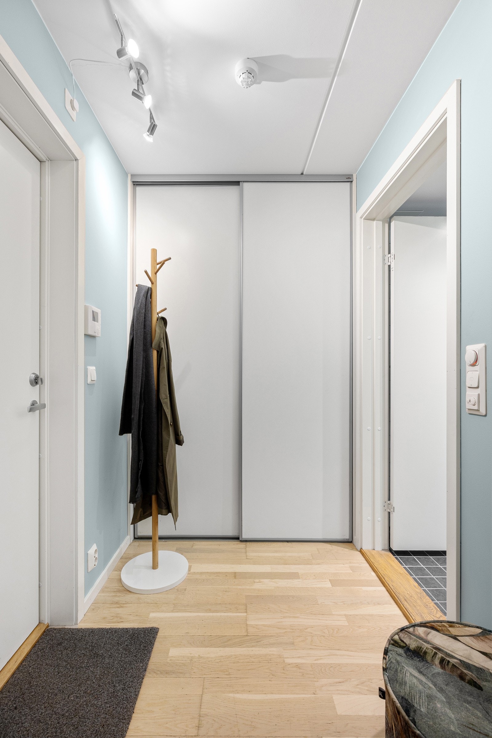 Fin entré med god plass til oppbevaring av yttertøy og sko i skyvedørsgarderobe. Galleribilde