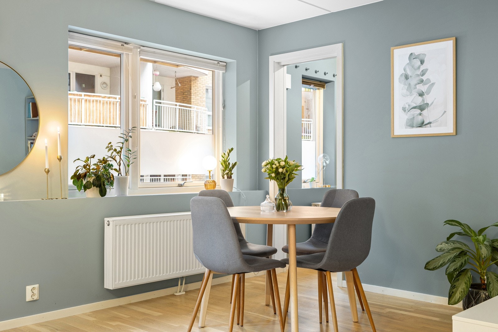 Store vindusflater slipper inn rikelig med naturlig lys. Den gode planløsningen sørger for en luftig romfølelse. Galleribilde