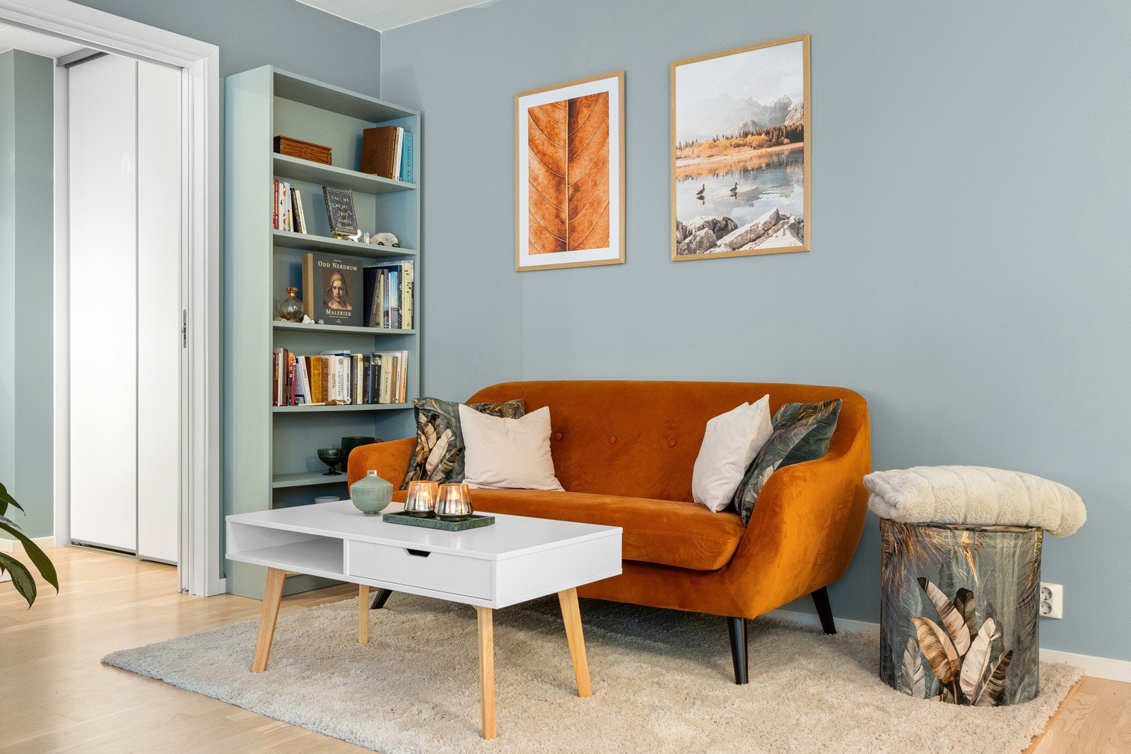 Stuen har gode møbleringsmuligheter med plass til sofagruppe, tv-seksjon, spisebord og annet møblement. Galleribilde