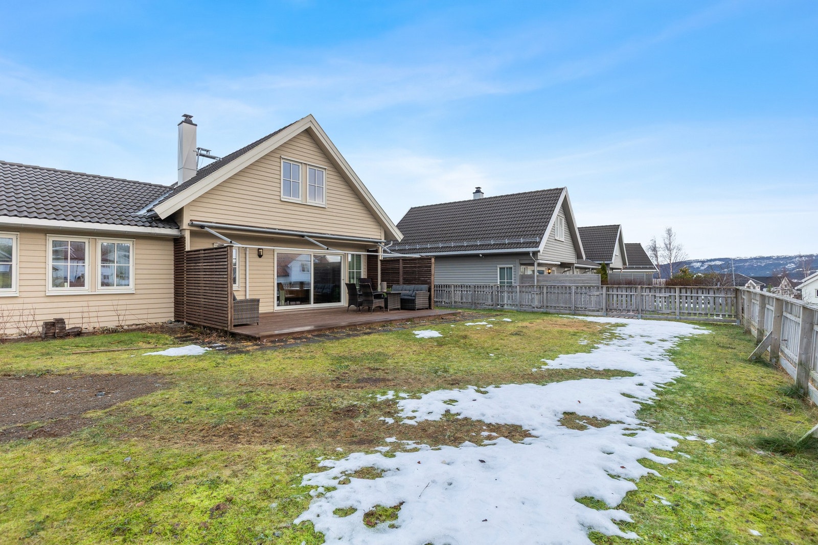 Stor og inngjerdet hage - perfekt for barnefamilier. Galleribilde