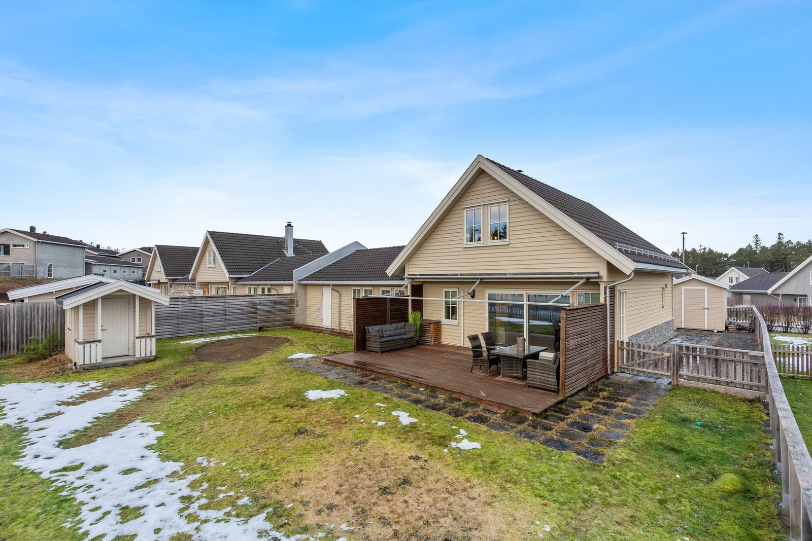 Terrassen er sørvendt med gode solforhold. Galleribilde