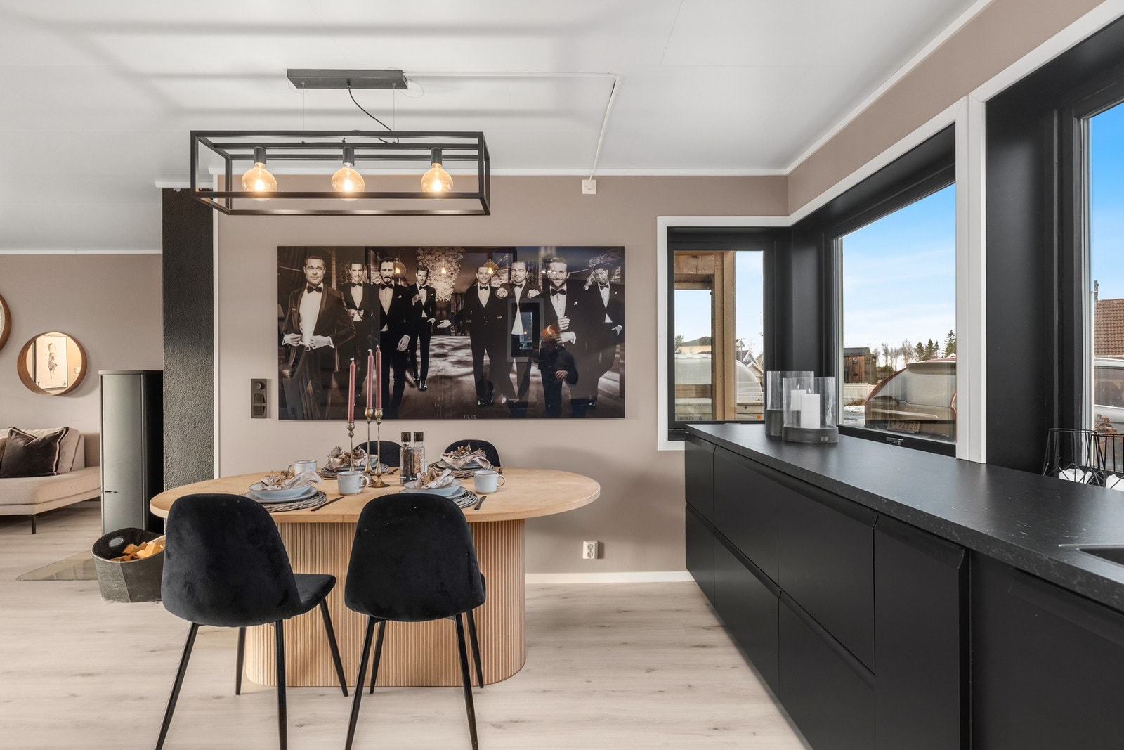 Den åpne løsningen mellom stue og kjøkken gir et sosialt miljø. Galleribilde