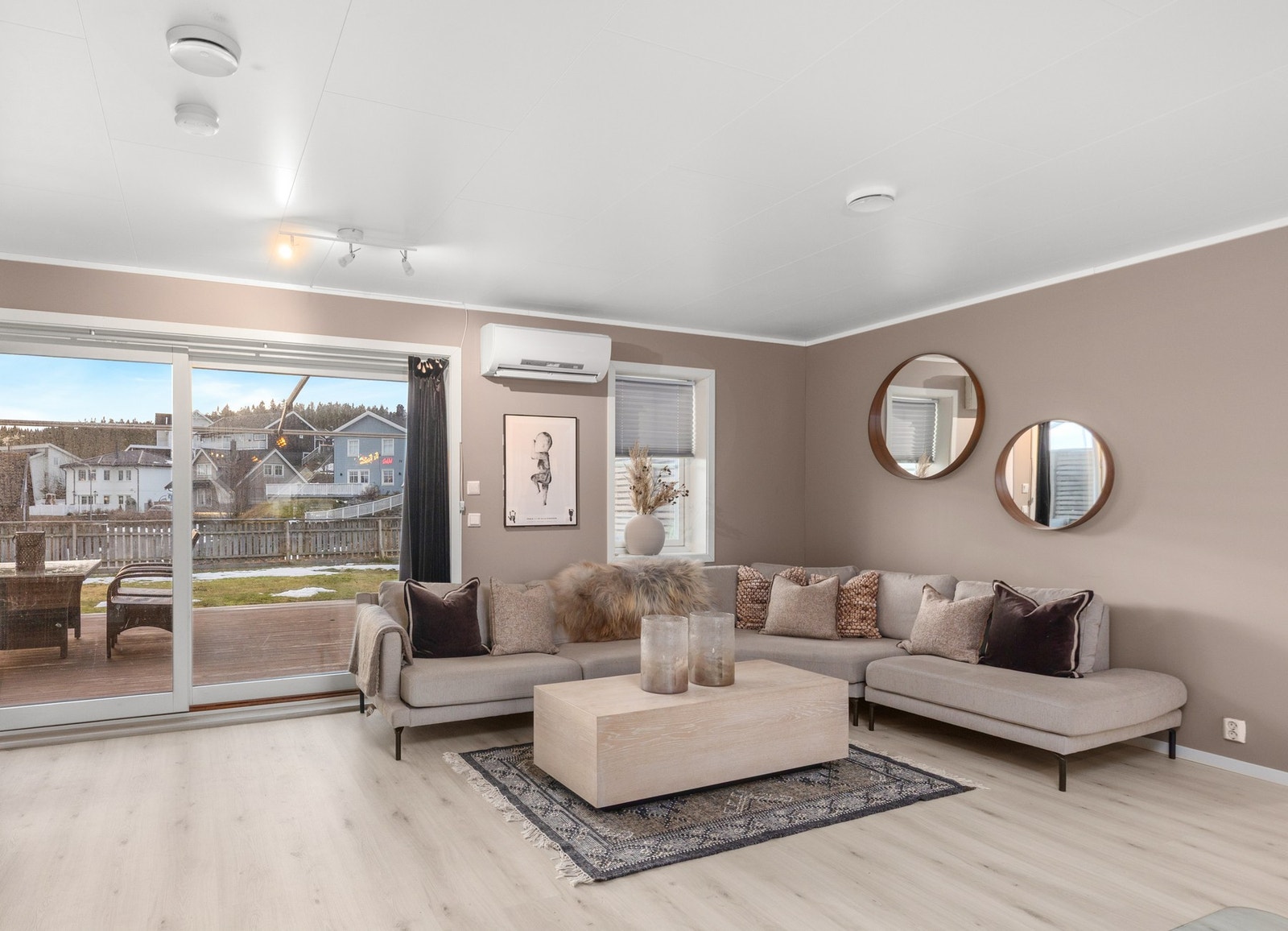 Stuen er malt i moderne farger. Galleribilde