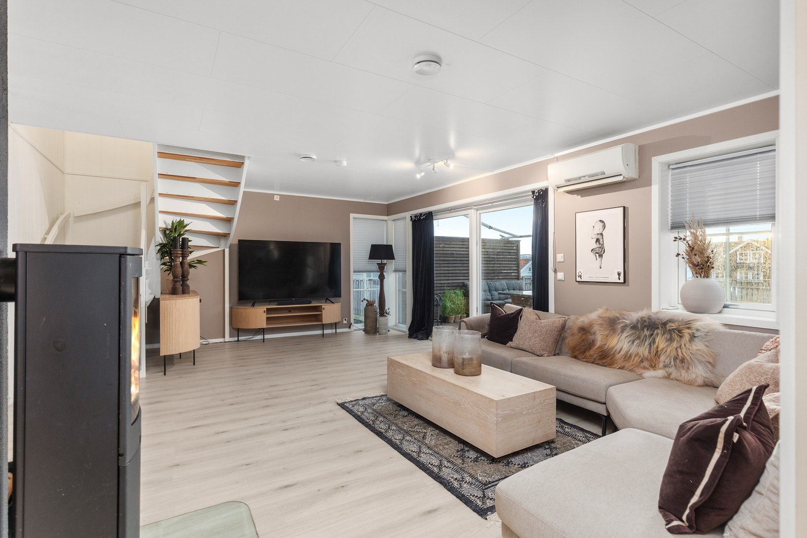 Godt med lysinslipp gjennom rommets store vindusoverflater. Galleribilde