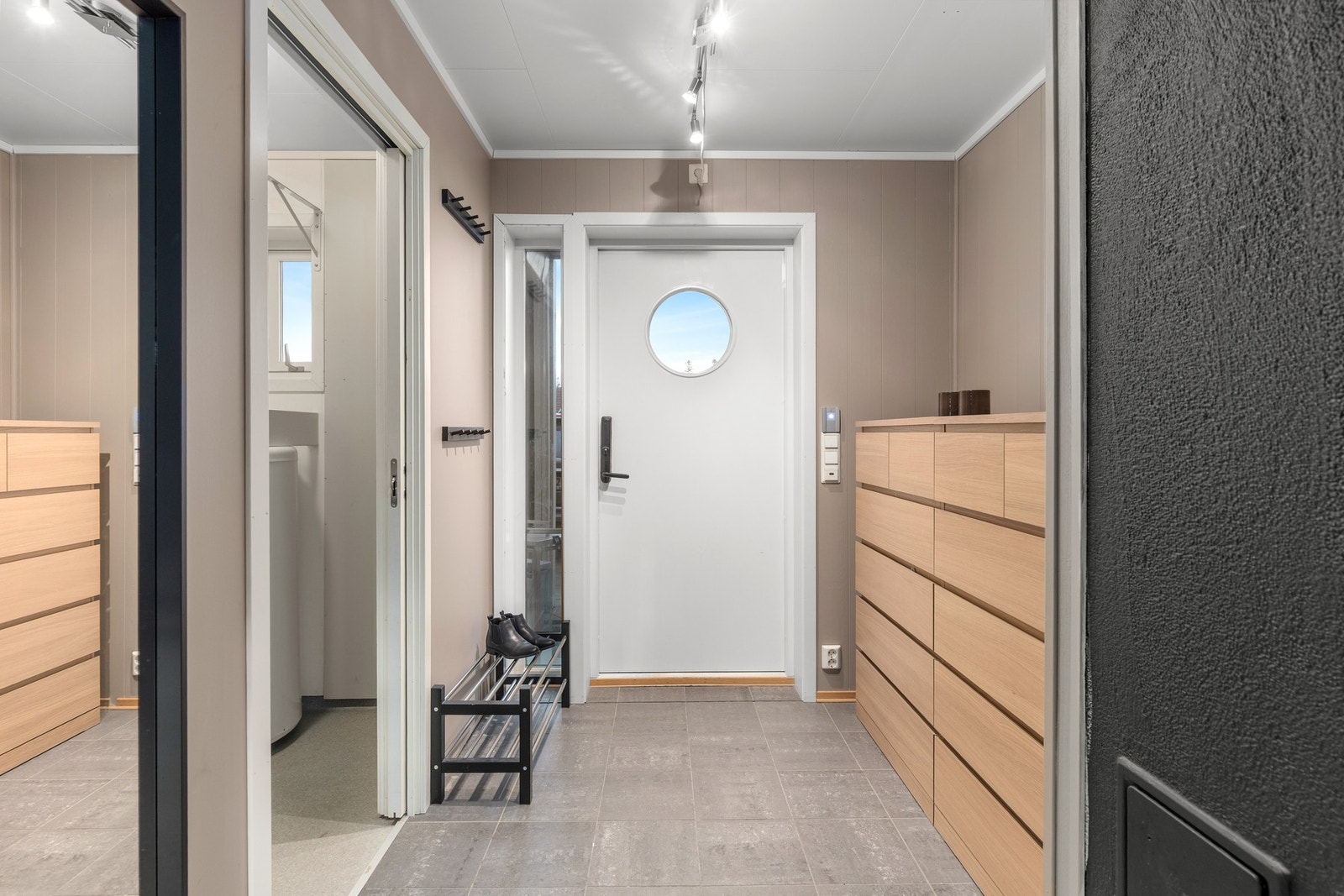 Innbydende entre med rom for å innrede med oppbevaringsmøblement. Galleribilde