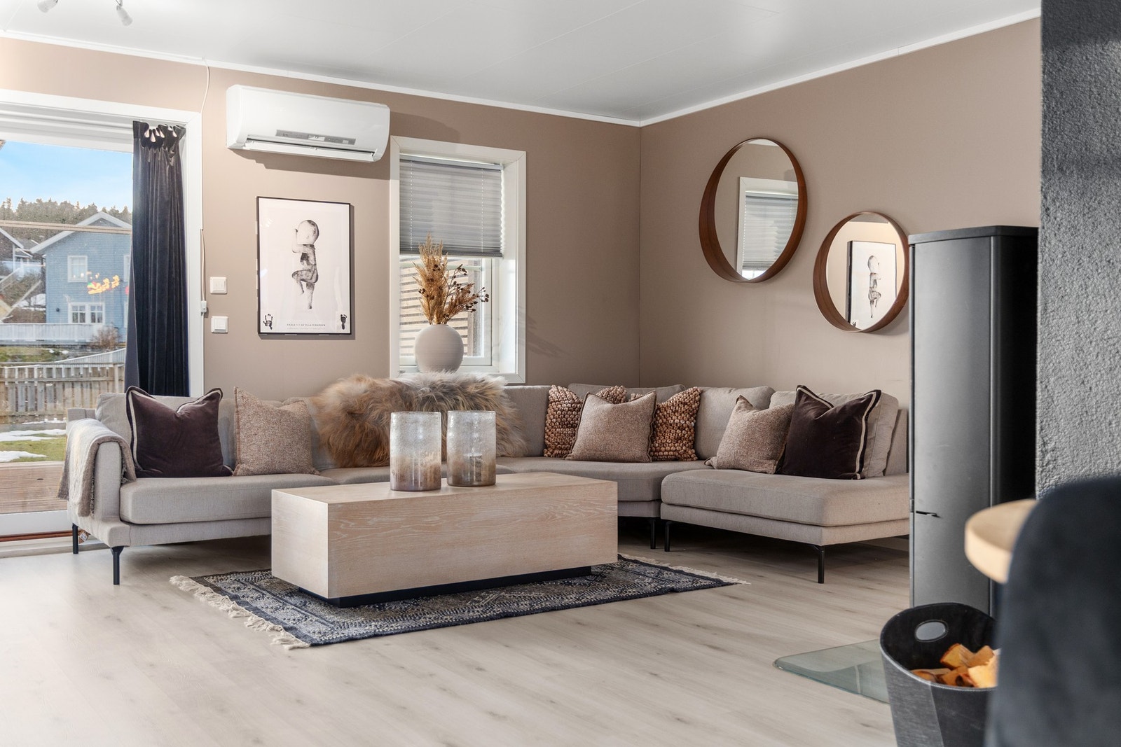 Her er det god plass til å innrede stue med en stor sofagruppe. Galleribilde