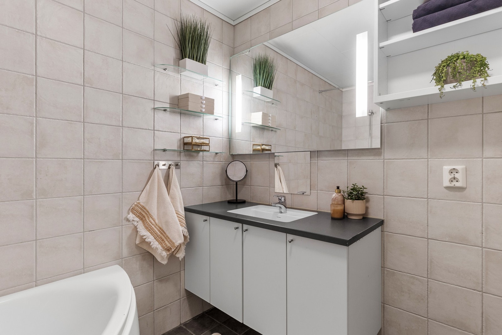 Badet er utstyrt med wc, badekar, servantskap og mekanisk avtrekk. Galleribilde