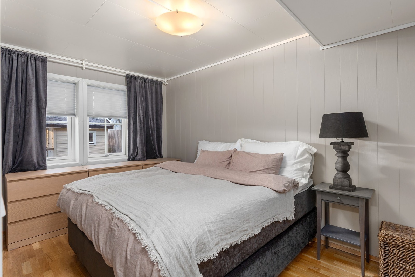 Stort soverom på 11 kvm i første etasje med god plass til en stor seng. Galleribilde