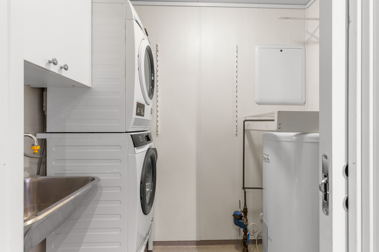 Praktisk vaskerom i første etasje med gulvvarme. Utstyrt med skyllekum, opplegg for vaskemaskin, bereder, stoppekran, vannmåler, rørfordelingsskap og mekanisk avtrekk. Galleribilde