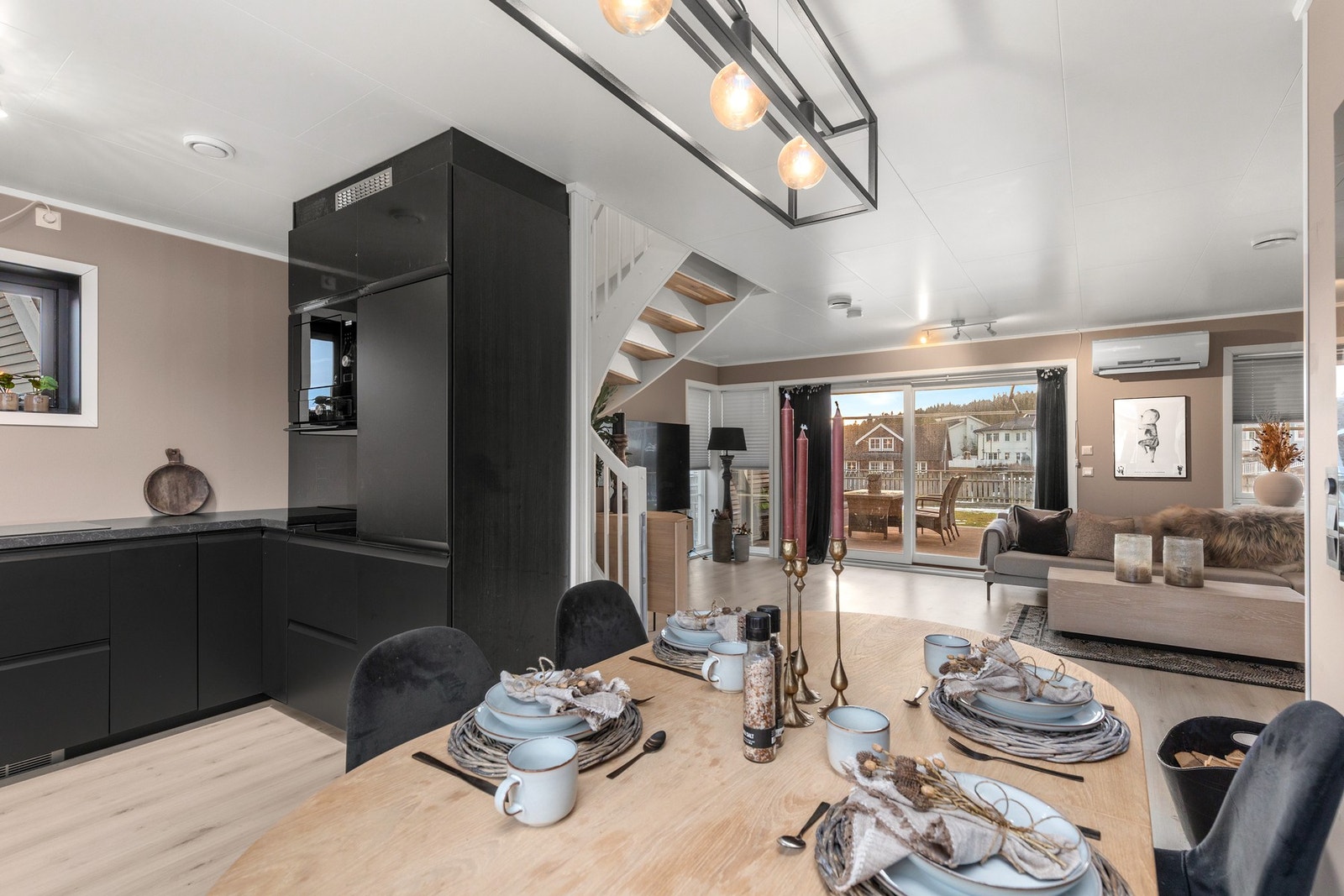 Fra stuen har du en naturlig overgang til kjøkkenet. Galleribilde