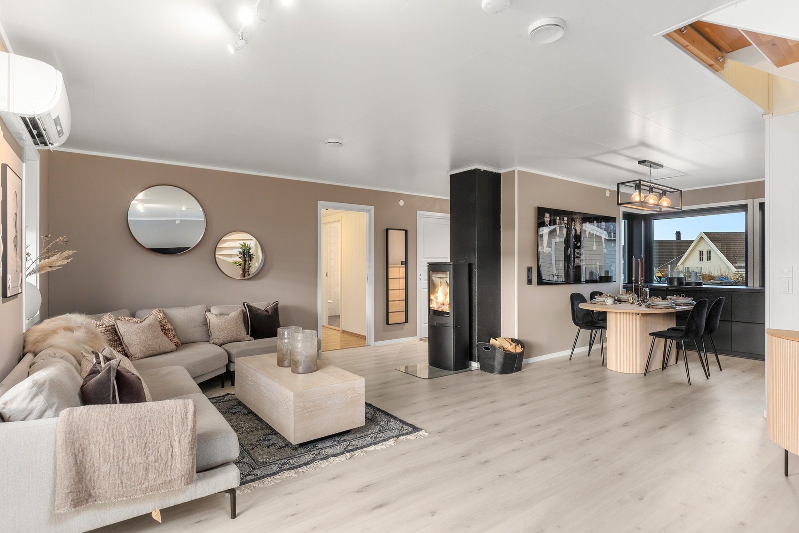 I stuen har du varmepumpe og vedovn som skaper en lun atmosfære i rommet. Galleribilde